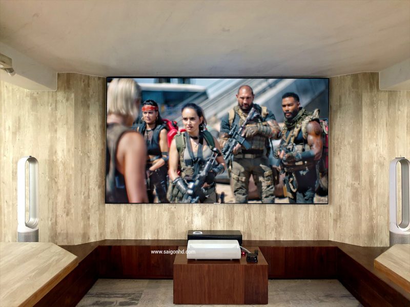 Phong phim gia dinh voi may chieu sieu gan 4K Samsung 01