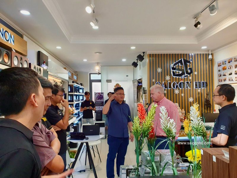 Don tiep Mr Christian Liebenberg den tu Tap doan Bose ghe tham showroom 26