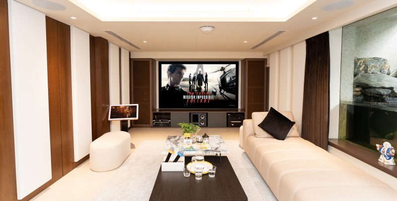 Phong-giai-tri-gia-dinh-voi-he-thong-am-thanh-Dolby-Atmos-May-chieu-4K-Sony-VPL-VW590ES