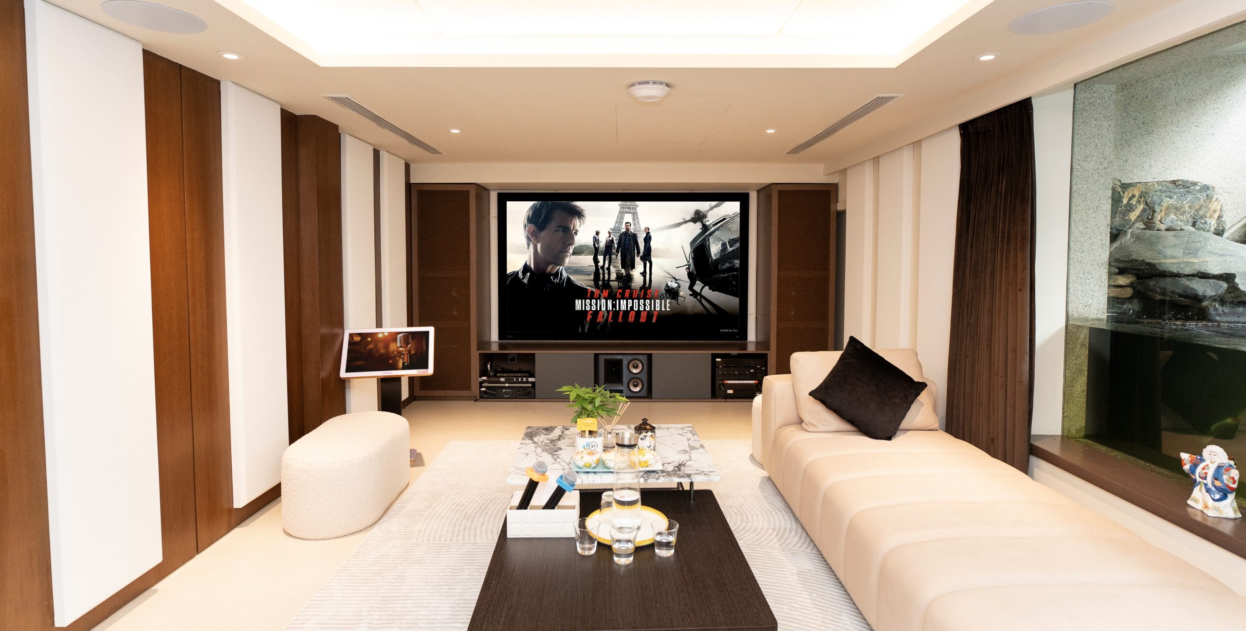 Phong-giai-tri-gia-dinh-voi-he-thong-am-thanh-Dolby-Atmos-May-chieu-4K-Sony-VPL-VW590ES