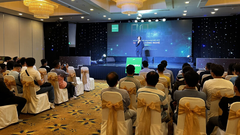 Le ra mat dong loa Paramax Euro 8 Luxury 32