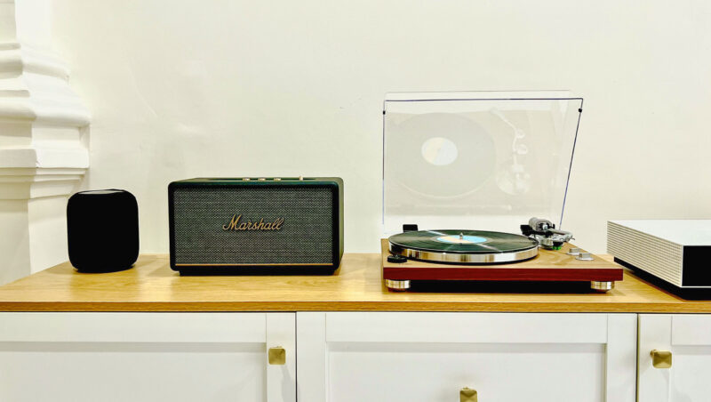 Dan nghe nhac nho gon voi mam than Teac TN 400BT va loa Marshall Stanmore III 09
