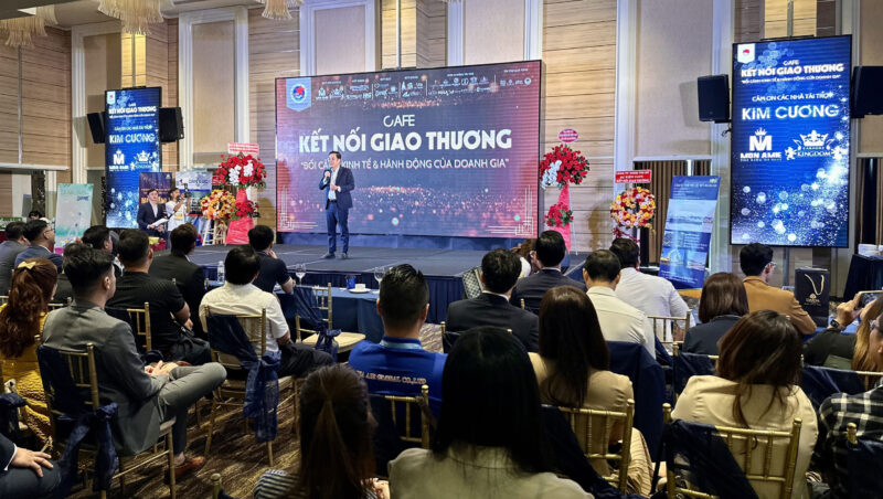 Gian hang trungbay cac thiet bi am thanh cua SAIGON HD 55