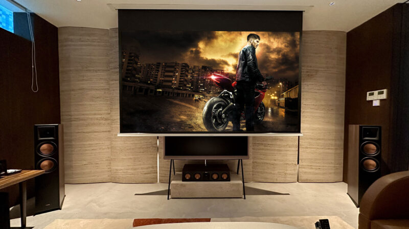 Phong giai tri gia dinh voi he thong am thanh Dolby Atmos Denon - Klipsch va May chieu 4K Viewsonic 70