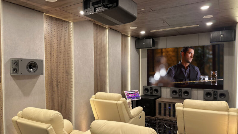 Phong phim gia dinh ket hop giua He thong am thanh Jamo THX va may chieu JVC 4K 95