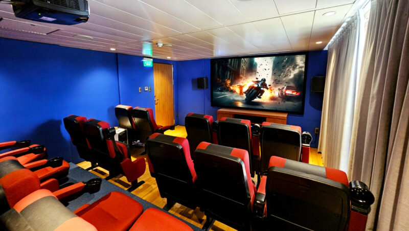 Phong chieu phim phuc vu khach hang voi Amply xem phim Yamaha 35