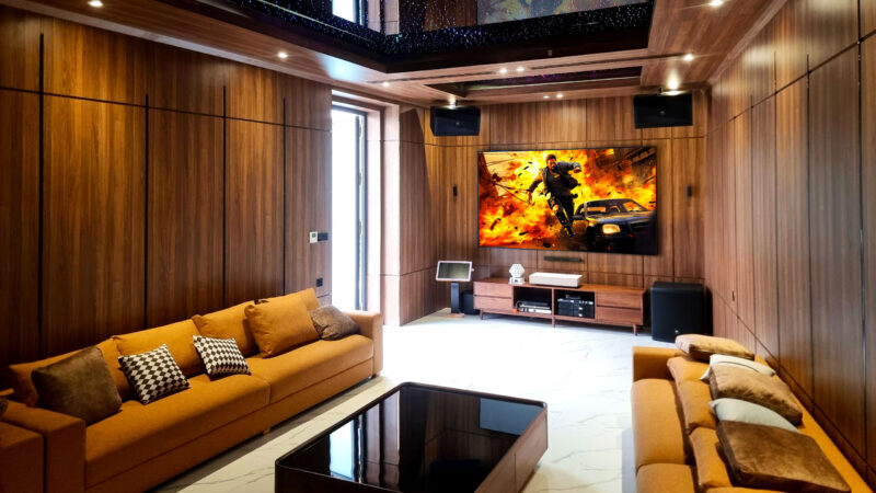 Phong phim gia dinh dang cap voi may chieu sieu gan LG HU915QE 4K 42