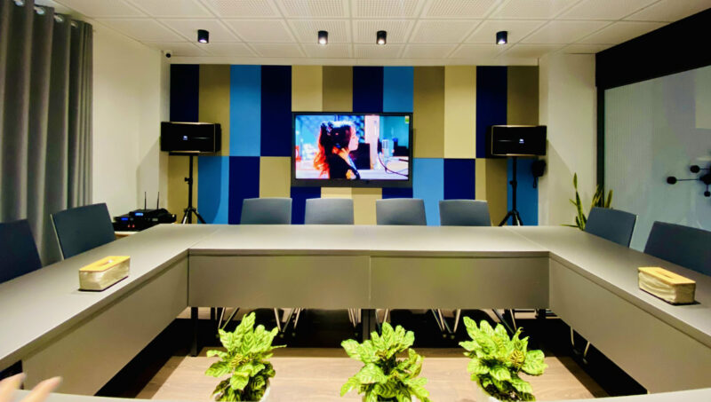 Phong giai tri cong ty voi he thong Karaoke JBL Pasion 29