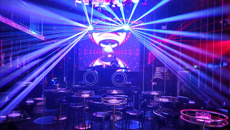 He thong am thanh karaoke den tu JBL 80