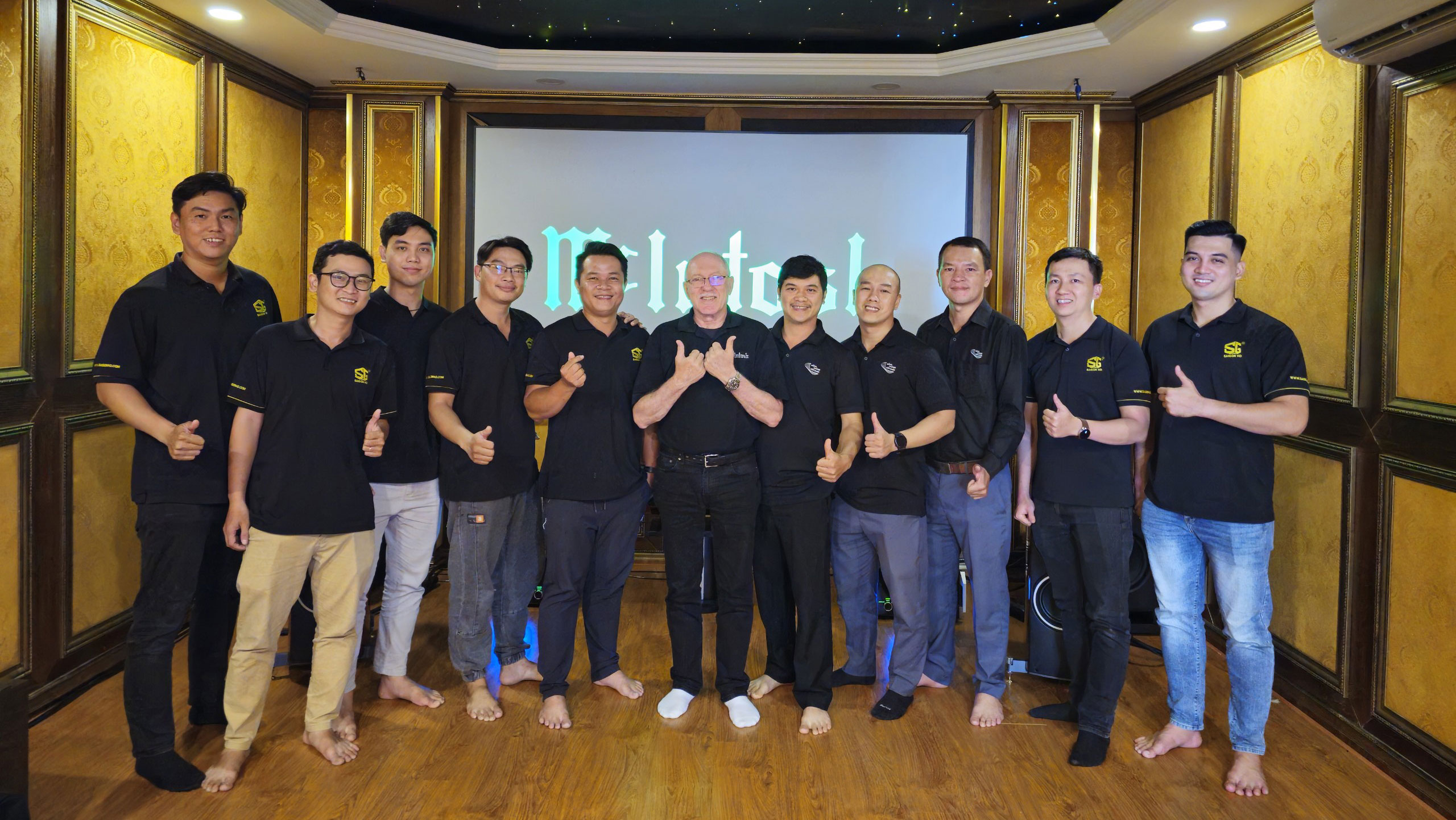 Don tiep ong Ron Cornelius - Giam Doc San Pham McIntosh den training home cinema cao cap 26