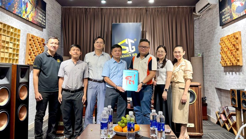 Lanh dao UBND Quan Phu Nhuan ghe tham lam viec va chuc mung Ky niem Ngay doanh nhan Viet Nam 2024 17