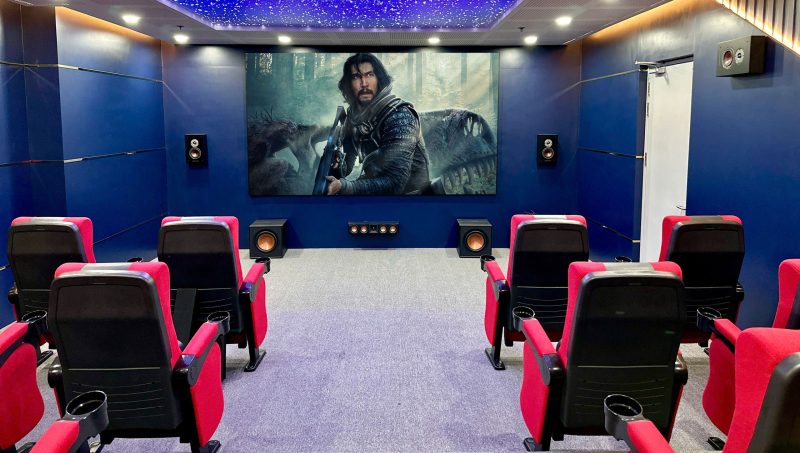 Phong-chieu-phim-cao-cap-voi-he-thong-am-thanh-Dolby-Atmos-va-May-chieu-4K-LG-83