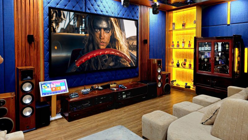 Phong giai tri gia dinh da nang voi he thong am thanh xem phim - Karaoke va trinh chieu 4K 23