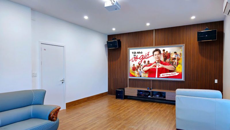 Phong Karaoke gia dinh cao cap voi he thong may chieu man anh rong 20