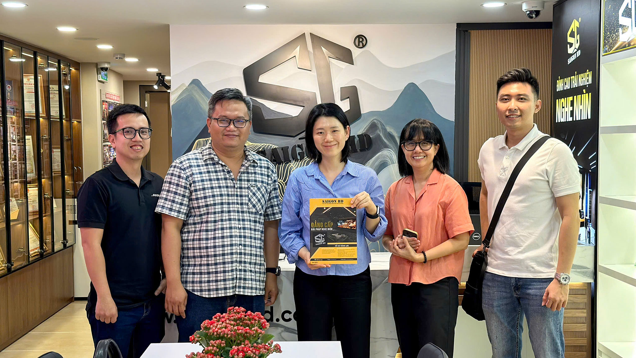 Don tiep dai doen Bose den tham quan Showroom SAIGON HD - Van Kiep 18